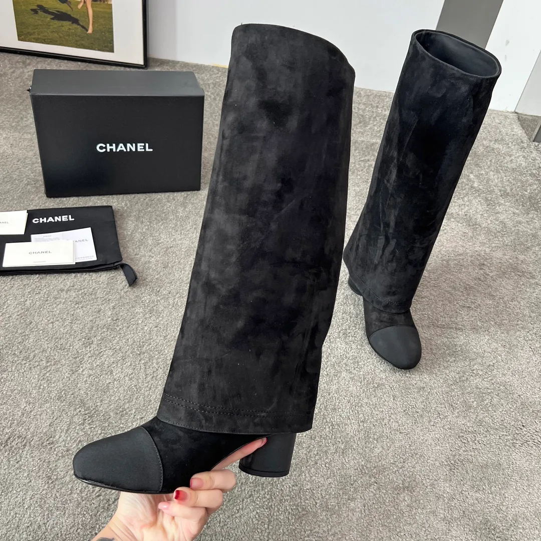👟👟Ex-factory price 1000👟👟 High version of Chanel CHANEL, 🌞🌞🌞Xiaoxiang’s latest boots for autumn and winter 2025, a must-have item for this autumn and winter! ! Ms. Chanel loves simple yet irresistible combinations to show her unique style. Mix and match freely to shine⚡Follow Grandma’s fashion steps! ! ! The top-notch craftsmanship and texture are perfectly presented. No matter any details, you can compare them with the counters. The best quality products can be entered and exited from the counters at will! ! ❶Material: imported cowhide/sheep leather ❷Inner lining: cowhide lining ❸Foot pads: cowhide lining ❹Outsole: original Italian leather outsole ❺Heel height: 5.5cm ❻Boot shaft height: 15 inches ❼Number: 35-40 (40 and 41 are customized and non-refundable)